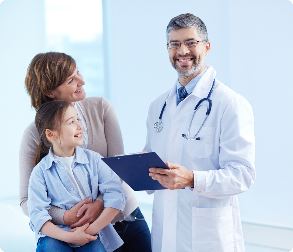 doutor feliz segurando uma prancheta e dois pacientes